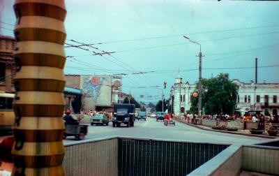 Прикрепленное изображение: Кирова пр-т5 на д №42 (маг. Солнце в бокале) и д №21 (дом Чирахова) от театра 1 (2 линии и 2 вых) 1977г цв  0gfw.jpg